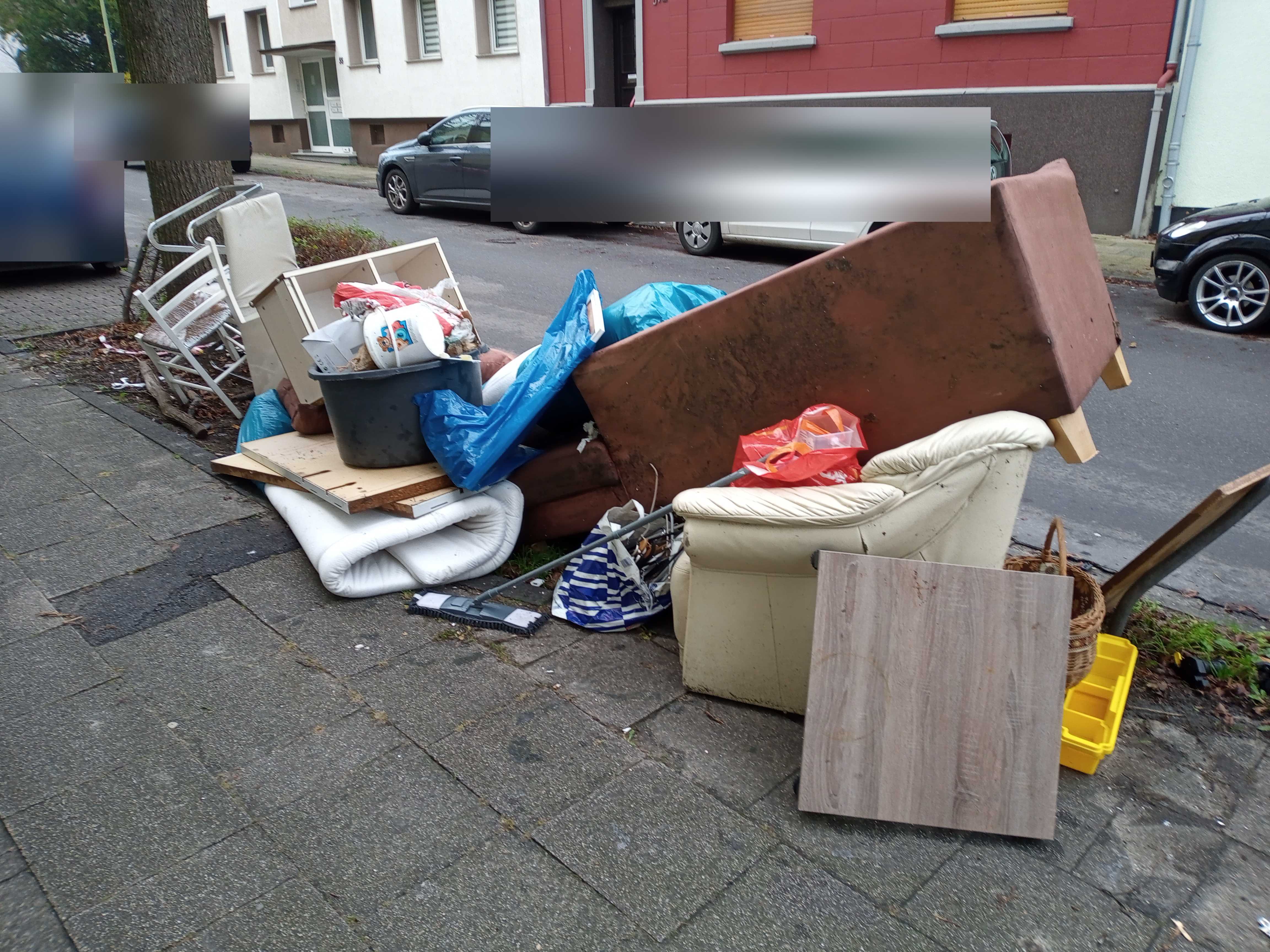 Sperrmüll und Bauschutt, Matratzen , Kissen vor Haus Nr.58 (Nr.945711 ...